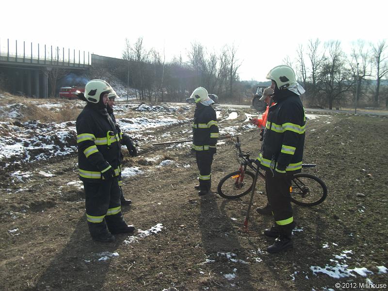 foto 003.jpg - K zsahu byly pouity jednoduch hasebn prostedky - lopaty a hrabe